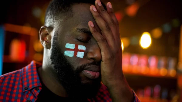 Zwarte Man Met Engelse Vlag Geschilderd Wang Teleurgesteld Voetbalteam Falen — Stockfoto