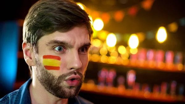 Wstrząśnięty Hiszpański Fan Pomalowaną Flagą Policzek Niezadowolony Meczu — Zdjęcie stockowe