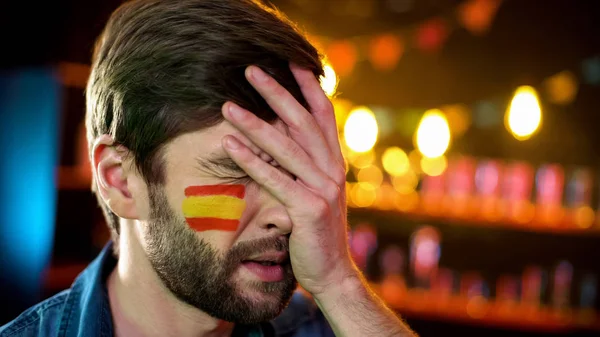 Fan Nerwowy Hiszpańską Flagą Policzek Facepalm Niezadowolony Meczu — Zdjęcie stockowe
