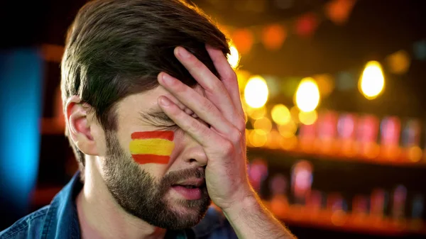 Eventail Nerveux Avec Drapeau Espagnol Sur Joue Rendant Facepalm Insatisfait — Photo