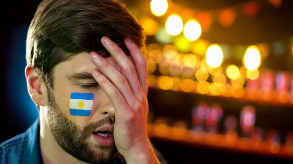 Аргентинський Футбольний Вболівальник Прапором Щоці Робить Facepalm Незадоволені Втратою — стокове фото