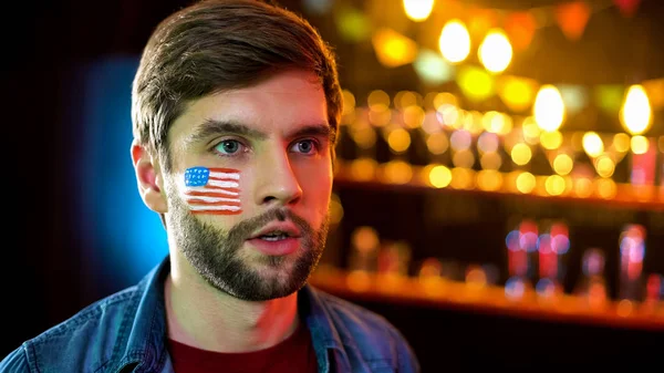 Беспокойный Американец Флагом Щеке Наблюдает Выборами Ждет Результатов — стоковое фото