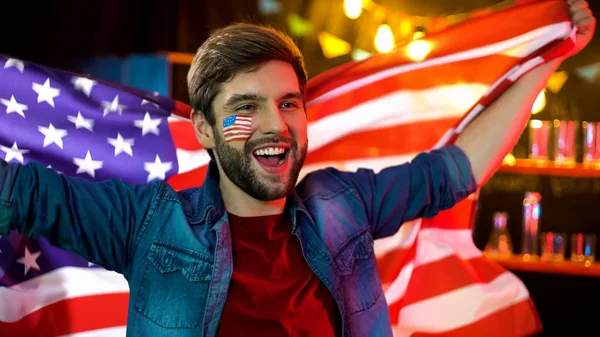 Šťastný Americký Fotbalový Fanoušek Který Drží Národní Vlajku Fandí Oblíbenému — Stock fotografie