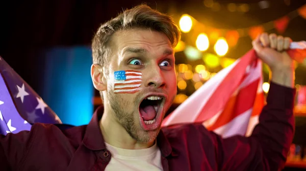勝利を祝う頬の叫び声に描かれた旗を持つ幸せな野球ファン — ストック写真