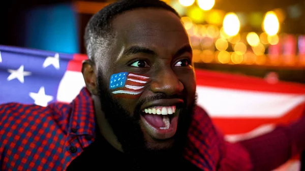 Extremadamente Feliz Hombre Negro Con Bandera Mejilla Sonriendo Equipo Apoyo — Foto de Stock