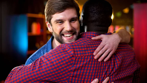 Multirassische Freunde Treffen Sich Der Kneipe Machen Grußgesten Und Umarmungen — Stockfoto