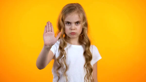 Tonårs Flicka Visar Stopp Gest Till Cam Barn Rättigheter Skydd — Stockfoto