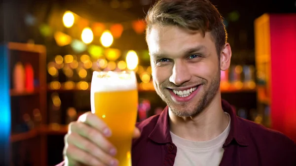 味を楽しむ軽いラガービールを飲む笑顔の男 男性の趣味 10月の祭り — ストック写真