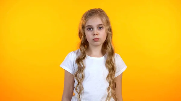 Triest Schattig Meisje Zoek Naar Camera Lijden Gebrek Aan Communicatie — Stockfoto