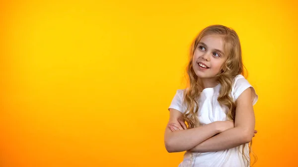 Menina Bonita Com Mãos Cruzadas Peito Olhando Lado Fundo Laranja — Fotografia de Stock