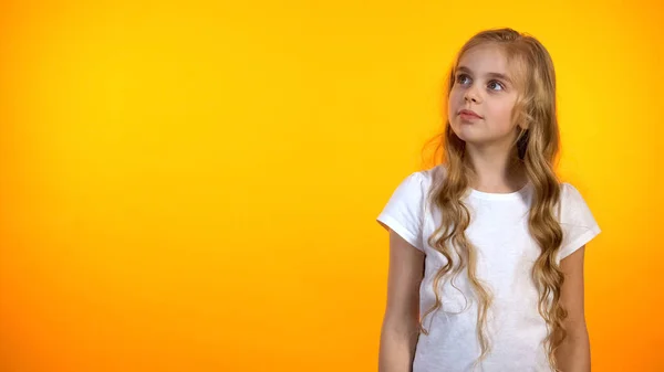 Schattig Tiener Meisje Kijkt Opzij Geïsoleerd Oranje Achtergrond Advertentie Template — Stockfoto