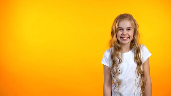 Menina Adorável Rindo Alegremente Sobre Fundo Laranja Humor Piadas — Fotografia de Stock