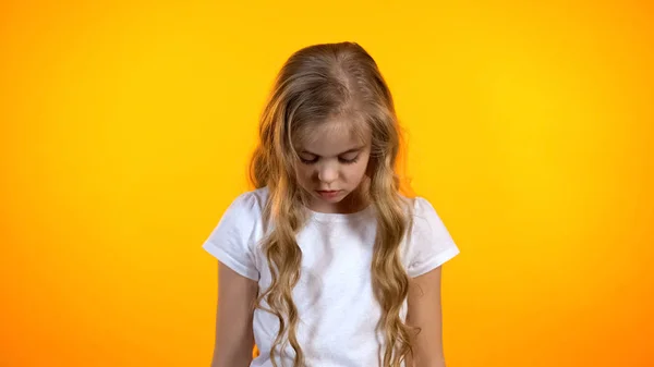 Блондинка Кудрявая Девушка Смотрит Вниз Изолированы Оранжевом Фоне Чувствуя Себя — стоковое фото