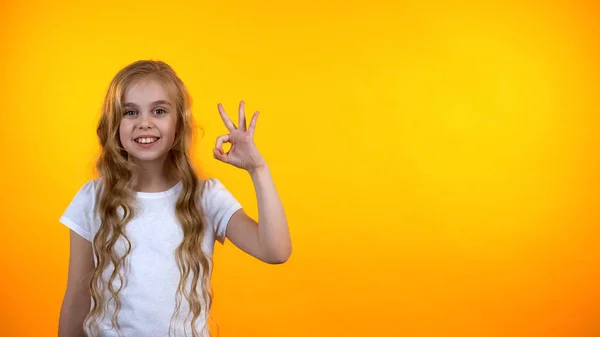 Menina Sorridente Bonito Fazendo Gesto Olhando Para Modelo Propaganda Câmera — Fotografia de Stock