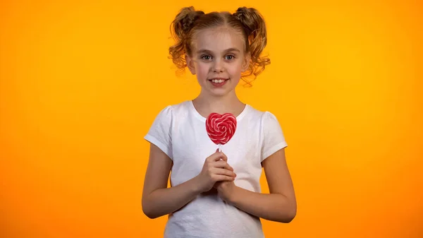 Schattig Schoolmeisje Houden Hartvormige Lollipop Gelukkig Kind Zoetwaren — Stockfoto