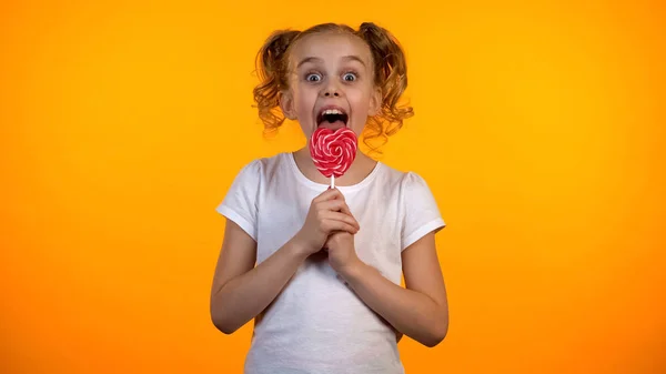 Hübsches Mädchen Leckt Köstlichen Herzförmigen Lutscher Kindheit Süßwaren — Stockfoto