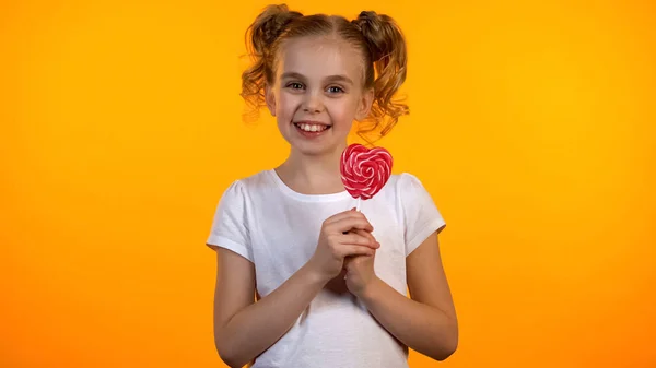 Menina Doce Bonita Segurando Pirulito Forma Coração Sorrindo Para Câmera — Fotografia de Stock