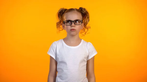 Petty Nerd Schoolmeisje Kijkt Serieus Opzij Denken Onderwijsprogramma Idee — Stockfoto