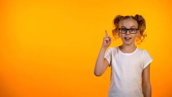 Engraçado Nerd Estudante Levantando Dedo Isolado Fundo Laranja Boa Ideia — Fotografia de Stock