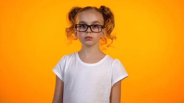 Mooie Tiener Meisje Brillen Zoek Naar Camera Kleine Nerd Onderwijs — Stockfoto