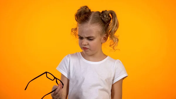 Schülerin Blickt Angewidert Auf Brille Sehkorrektur Augenheilkunde — Stockfoto
