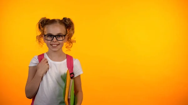 Menina Adolescente Bonito Óculos Segurando Cadernos Saco Sorrindo Para Câmera — Fotografia de Stock