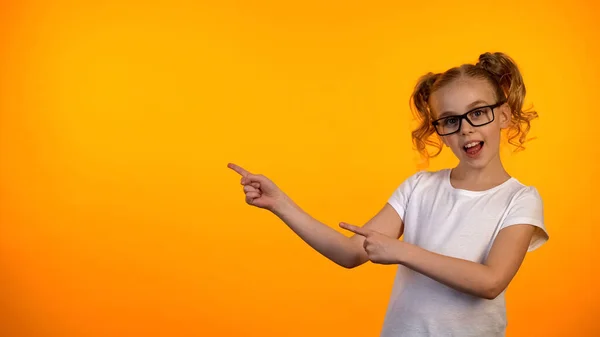 Mooie Nerd Meisje Glazen Wijzend Oranje Achtergrond Onderwijs Kans — Stockfoto