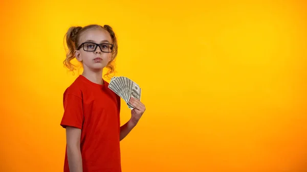 Menina Wunderkind Bonito Segurando Monte Dinheiro Dinheiro Subsídio Nerd Vencedor — Fotografia de Stock