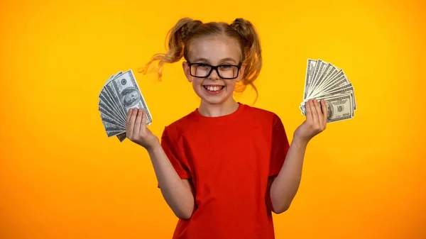 Милая Счастливая Девушка Показывает Кучу Долларов Наличными Вундеркинд Выигрыш Грант — стоковое фото