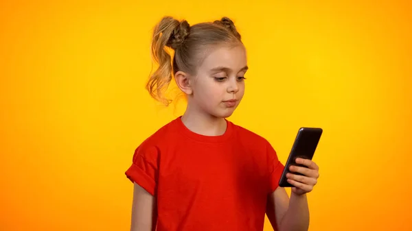 可爱的女孩拿着智能手机和阅读新闻 在社交网络中交流 — 图库照片