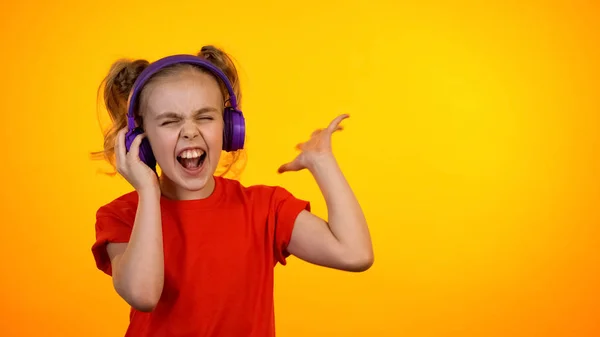 Funny Teenage Girl Listening Music Headphones Dancing Favorite Song — Stock Photo, Image