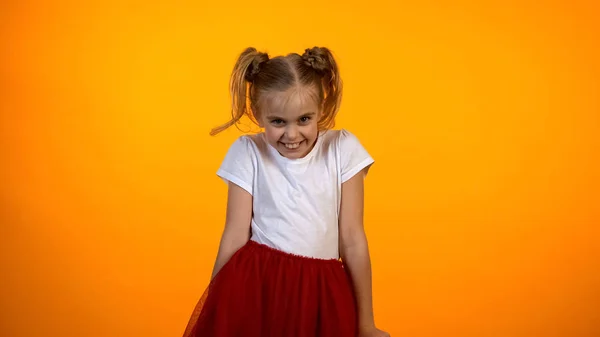 Engraçado Adolescente Menina Saia Vermelha Flertando Fingindo Ser Princesa Sonho — Fotografia de Stock