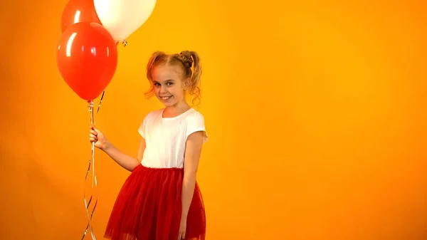Menina Pré Adolescente Bonito Segurando Balões Olhando Para Câmera Festa — Fotografia de Stock