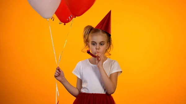 Menina Solitária Infeliz Soprando Chifre Festa Segurando Balões Comemorando Aniversário — Fotografia de Stock