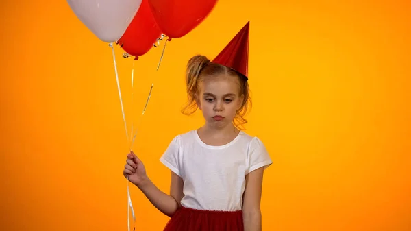 Triste Menina Pré Adolescente Segurando Balões Celebrando Aniversário Sozinho Sem — Fotografia de Stock