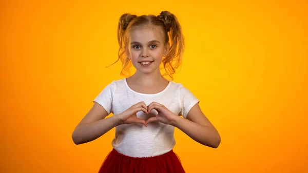 Прекрасная Девочка Подросток Делающая Сердце Руками Любовью Кардиологией Здравоохранением — стоковое фото