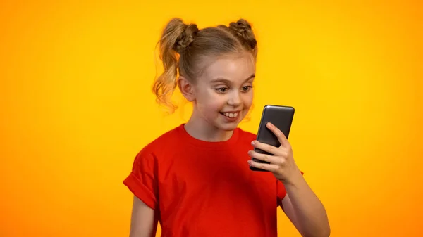 Menina Engraçada Olhando Para Tela Smartphone Sorrindo Aplicação Compras — Fotografia de Stock