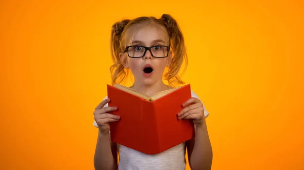 Lenyűgözött Okos Lány Szemüveg Betöltő Könyvet Szeretnének Bütyök Érdekes Történet — Stock Fotó