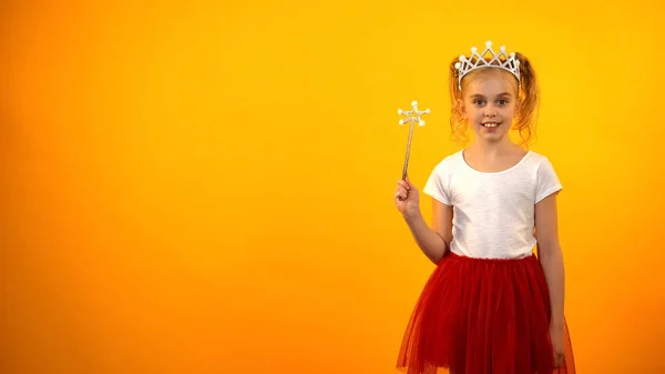 Meisje Fee Kostuum Houden Toverstaf Zoek Naar Camera Kleine Prinses — Stockfoto