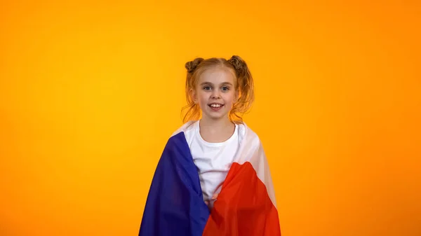 お気に入りのチーム サッカーを応援する肩にフランスの旗を持つかわいい女の子 — ストック写真