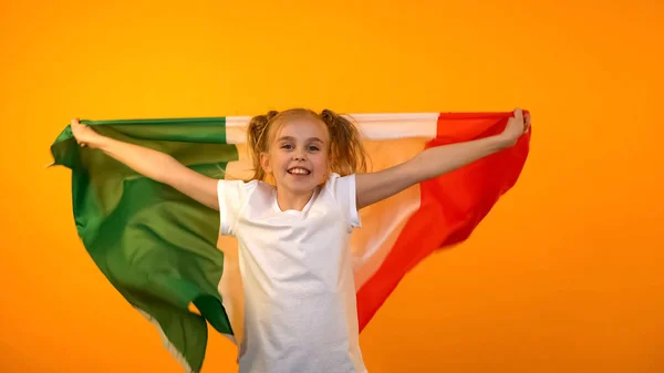 Joyful Girl Viftande Italienska Flaggan Stödja Nationella Idrottslag Fotbollsmatch — Stockfoto