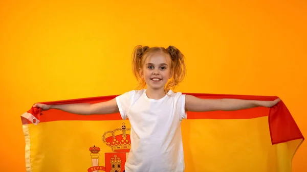 Urocza Hiszpańska Dziewczyna Skoki Flagą Doping Dla Ulubionej Drużyny Piłkarskiej — Zdjęcie stockowe