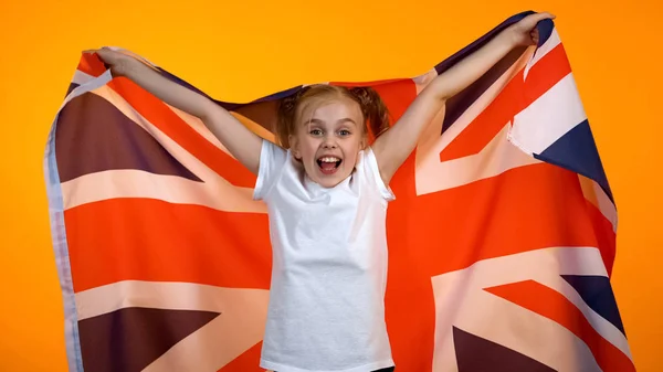 Menina Adolescente Feliz Acenando Bandeira Britânica Torcendo Para Equipe Esportes — Fotografia de Stock