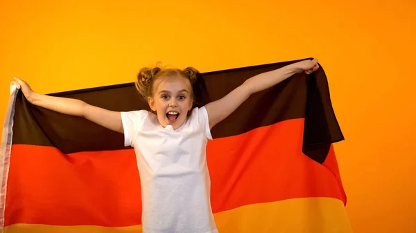 Alegre Preteen Menina Acenando Alemão Bandeira Nacional Esporte Equipe Vencedora — Fotografia de Stock