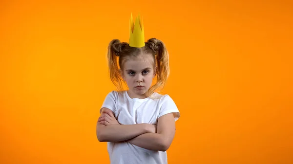 Divertente Bambino Cattivo Corona Principessa Piedi Con Mani Incrociate Sul — Foto Stock