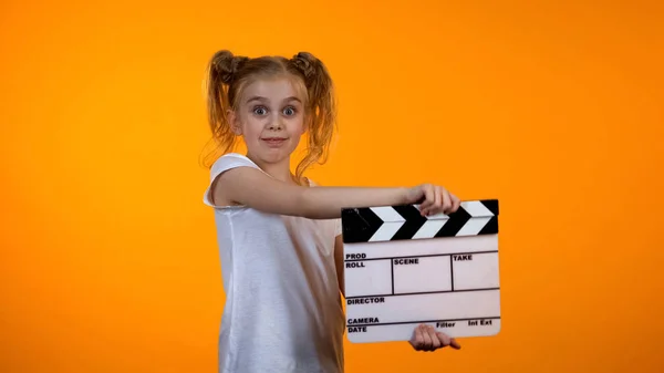 Adorável Menina Pré Adolescente Batendo Palmas Fingindo Ser Produtor Filmes — Fotografia de Stock