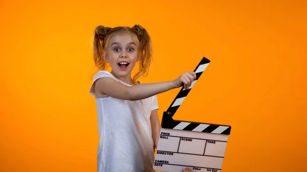 Menina Bonito Batendo Palmas Flapper Sonhando Para Ser Produtor Filmes — Fotografia de Stock