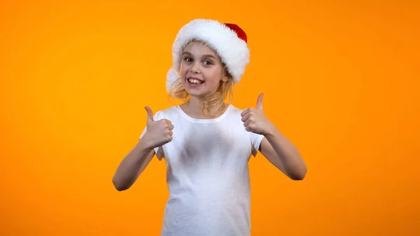 Gelukkig Preteen Meisje Tonen Duimen Omhoog Gekleed Kerstmuts Kerstmis Vakantie — Stockfoto