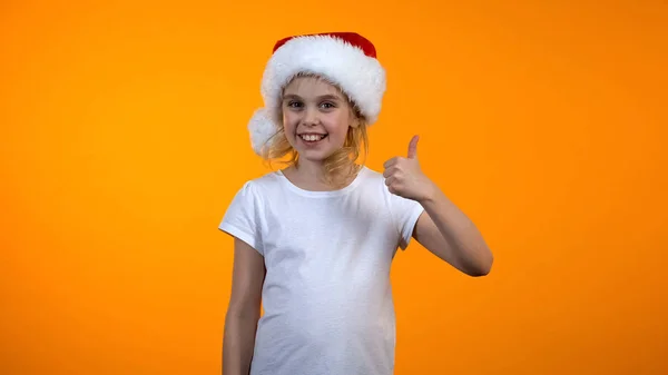 Mooi Klein Meisje Santa Hoed Tonen Thumbs Ons Glimlachend Naar — Stockfoto