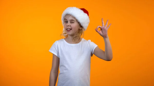 Mooi Meisje Kerstmuts Met Gebaar Glimlachend Aanbeveelt Service — Stockfoto